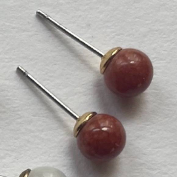 Vintage red gemstone small sphere ball stud earrings
gold tone - Picture 2 of 3